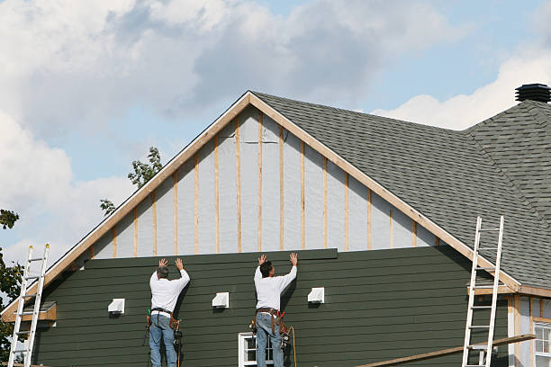 Professional Vinyl Siding technician working in North Ridgeville, OH